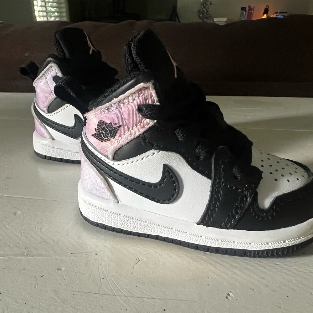 Jordan 1 Mid SE “Bleached Coral” Sneakers Sz 3C